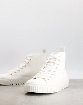 Белые ботинки со шнуровкой на