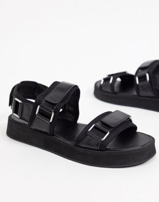 Черные сандалии с эффектом крокодиловой  Мытищи